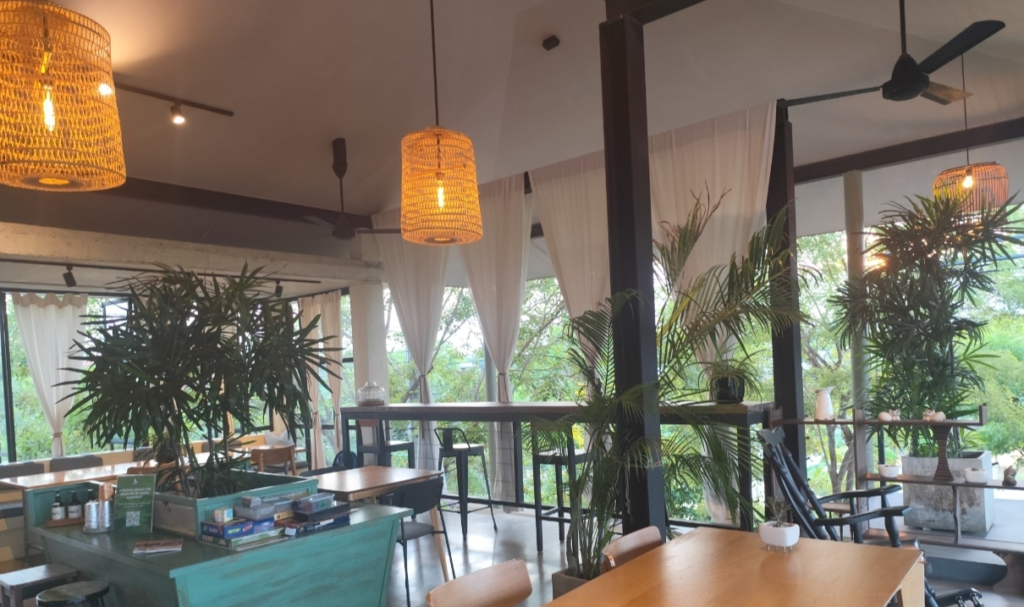 植物に囲まれたCoconut Laneのカフェスペース