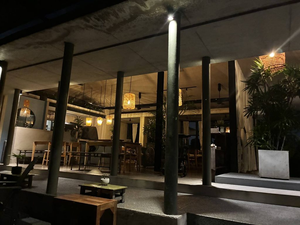 夜のCoconut Laneのカフェとテラス