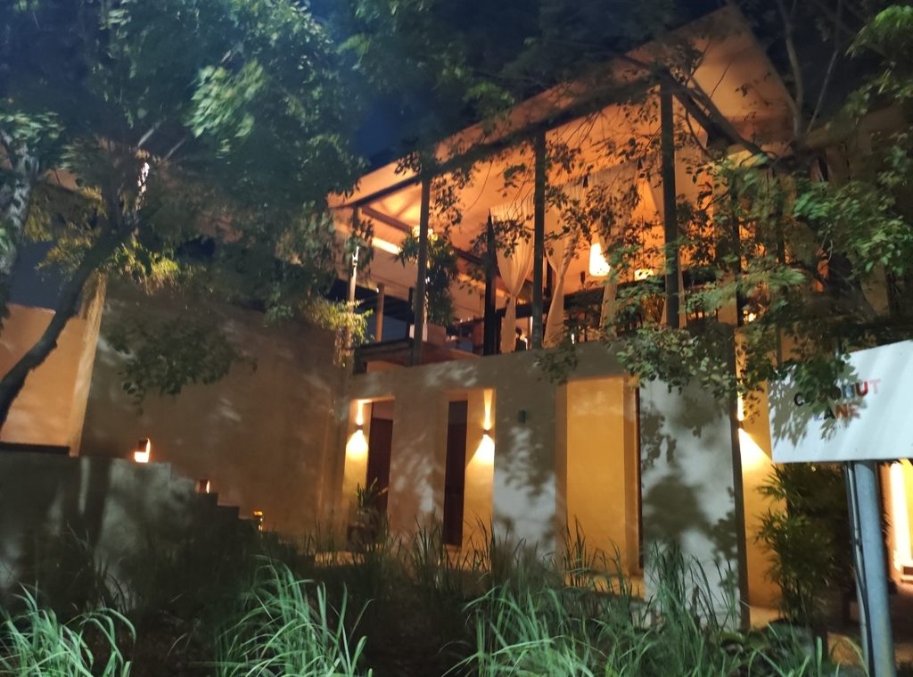 夜に灯りがともるCoconut Laneの建物