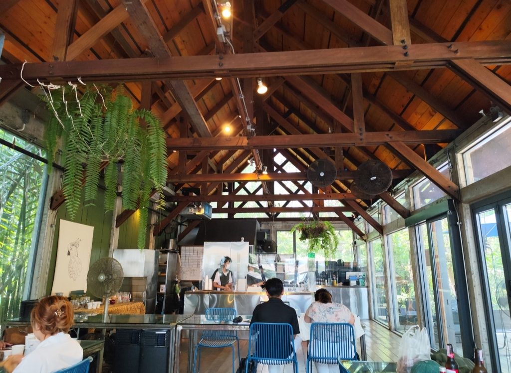 木組みの天井が特徴的なHidden Woods Cafeの店内